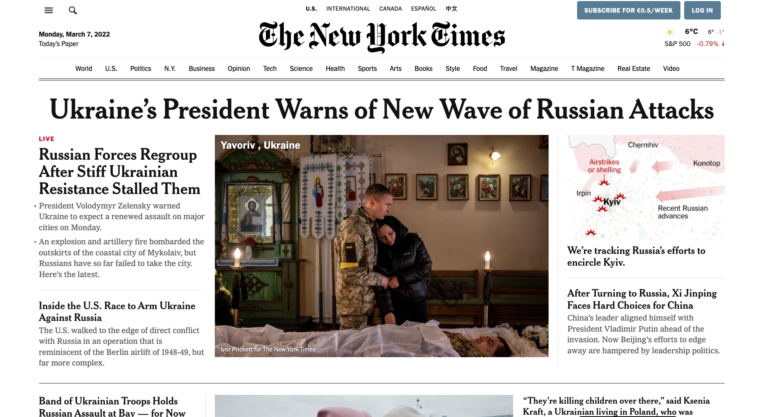 Le New York Times utilise de la calligraphie pour son logo et une police avec sérif pour ses titres, ce qui évoque un style classique et rappelle la version papier du journal.
