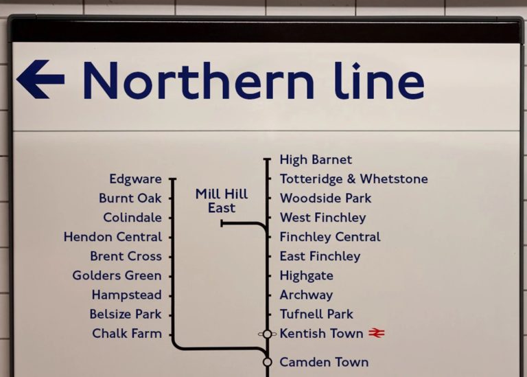Panneau du métro londonien avec la typographie Johnston